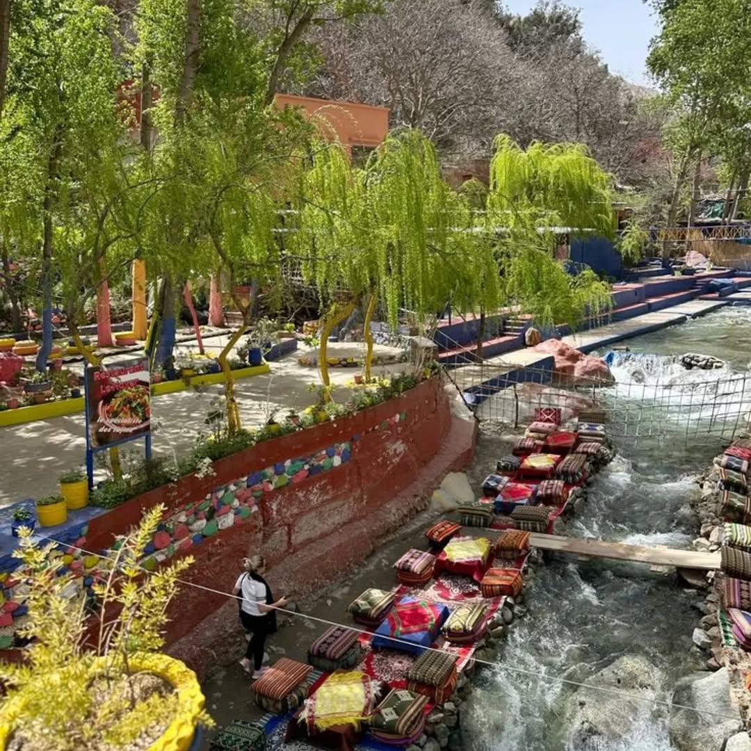 Excursion dans la Vallée de l'Ourika depuis Marrakech — coussins berbères au bord de la rivière sous les saules